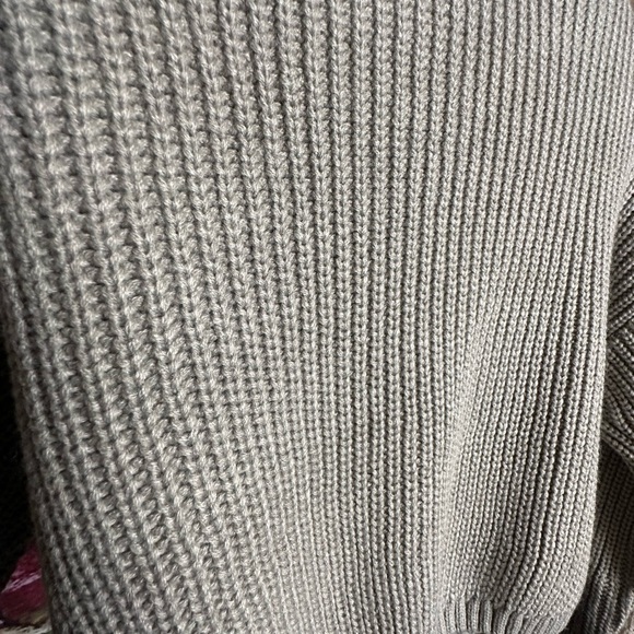 NWT Elodie Grey Cropped Sweater 
Size Small - Picture 6 of 10